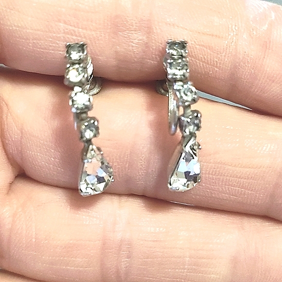 KRAMER NY VINTAGE 50s SILVER-TONE RHINESTONE CRYSTAL DROP SCREWBACK 1" EARRINGS - Picture 1 of 10